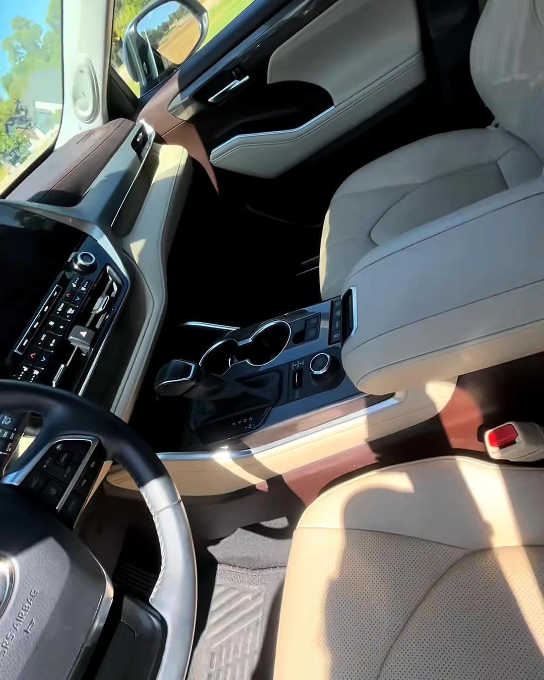 The Highlander's front seats and center console after cleaning