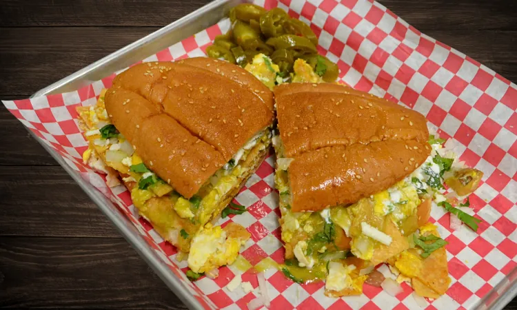 Torta de chilaquiles
